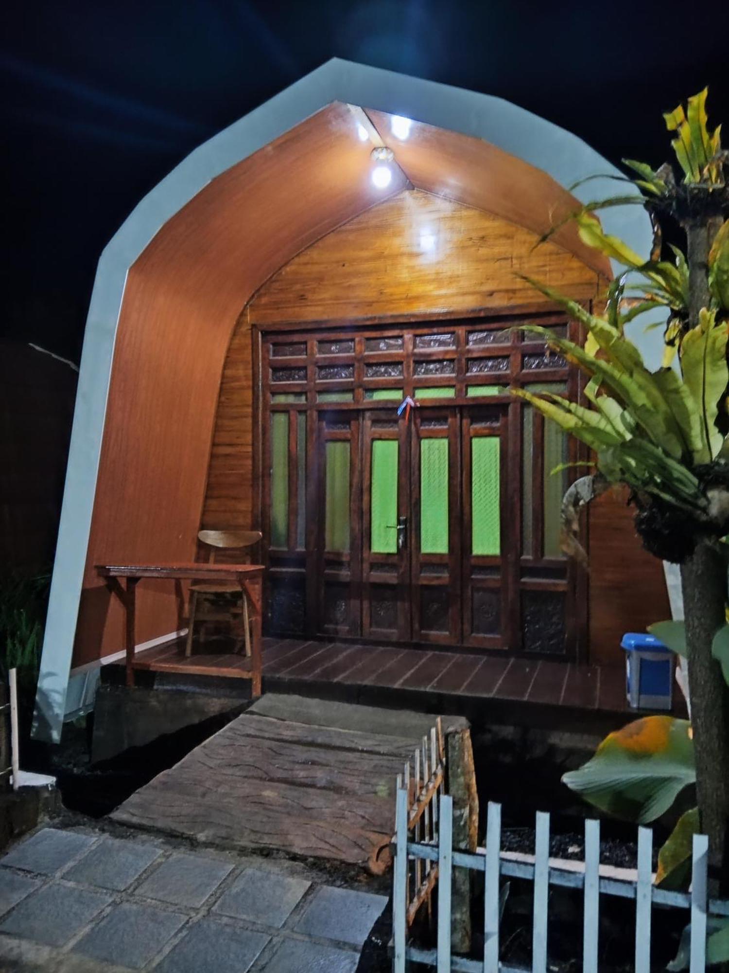 Indah Damai Cottages Sidomukti Exteriör bild